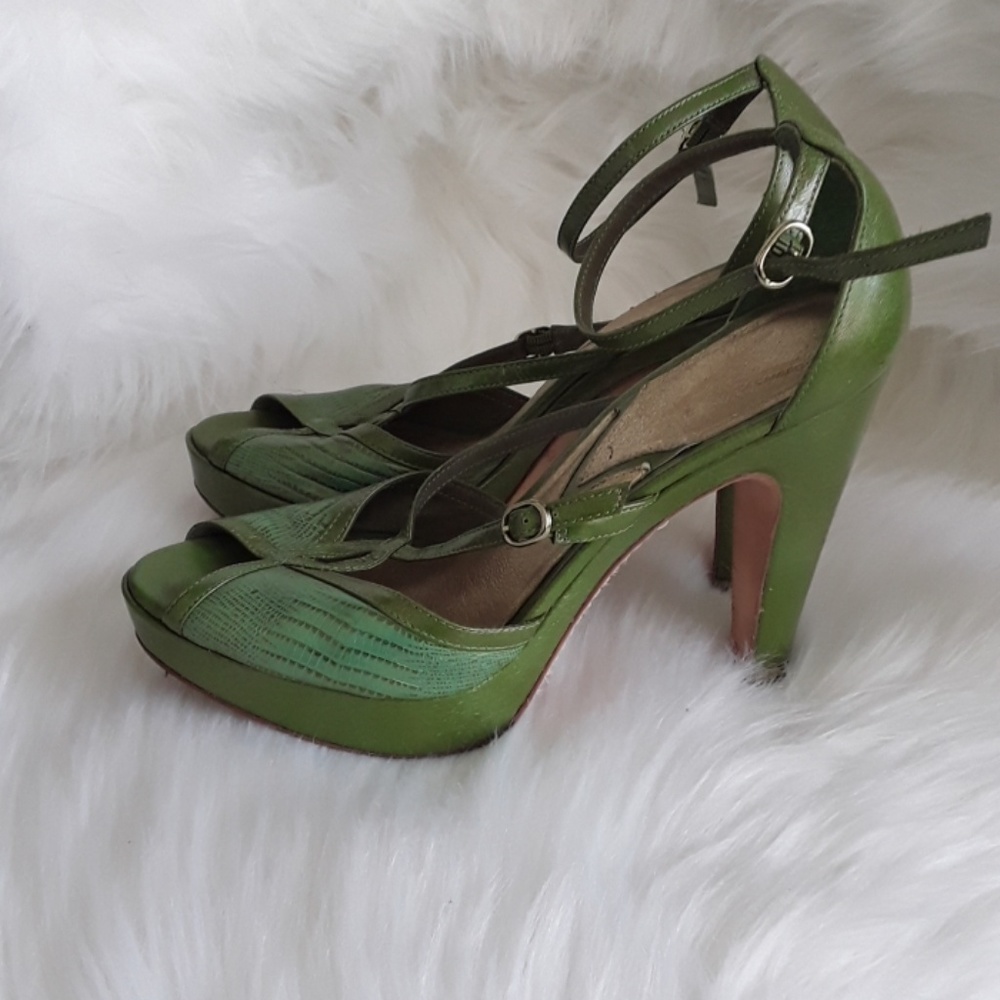 BEAUTIFUL ALL LEATHER VINCE CAMUTO HEELS